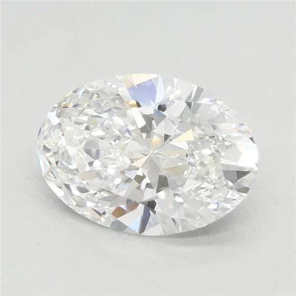 Oval geschliffener loser Diamant, facettiert und brillant, auf hellem Hintergrund