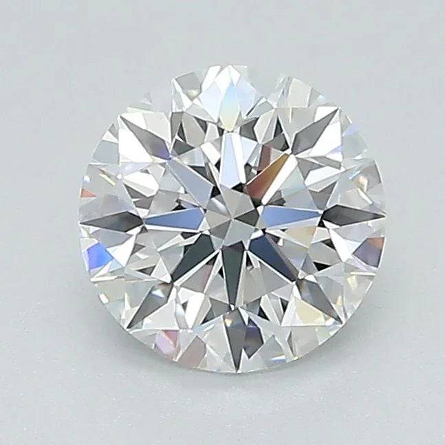 Runder, funkelnder Diamant im Brillantschliff auf hellem Hintergrund