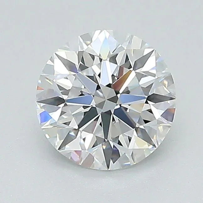 Runder, funkelnder Diamant im Brillantschliff auf hellem Hintergrund