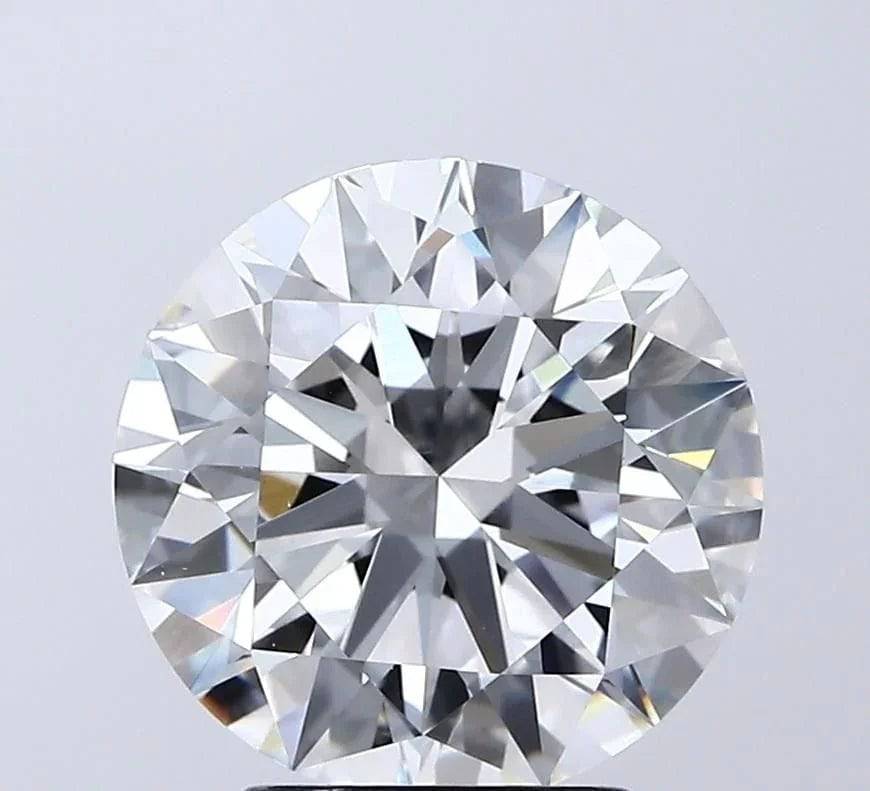 Runder, funkelnder Diamant in Brillantschliff auf neutralem Hintergrund