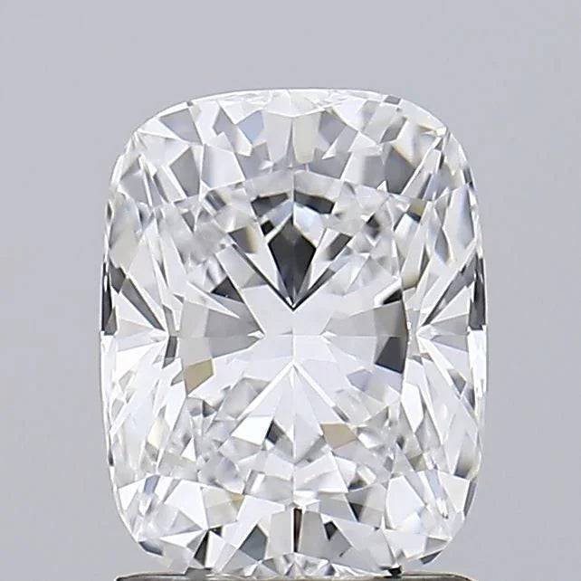 Kissenförmiger, facettierter Diamant, funkelnder loser Edelstein auf neutralem Hintergrund