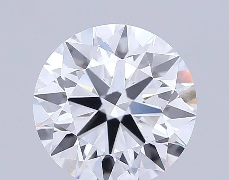 Runder, brillant geschliffener Diamant mit hoher Klarheit auf grauem Hintergrund