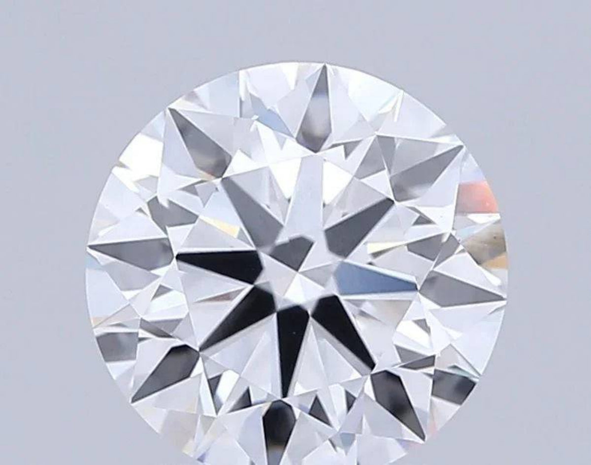 Runder, brillant geschliffener Diamant mit hoher Klarheit auf grauem Hintergrund