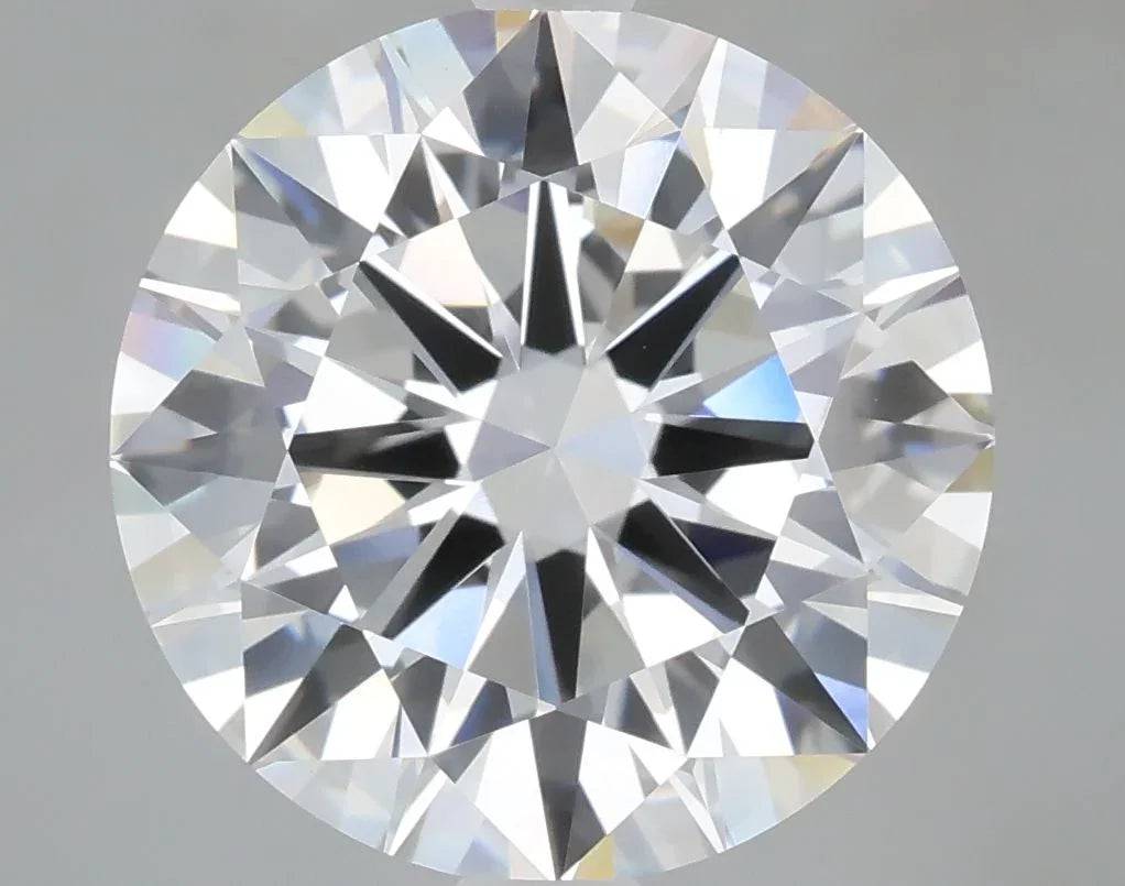 Runder Brillantschliff Diamant, funkelnder natürlicher Edelstein auf grauem Hintergrund