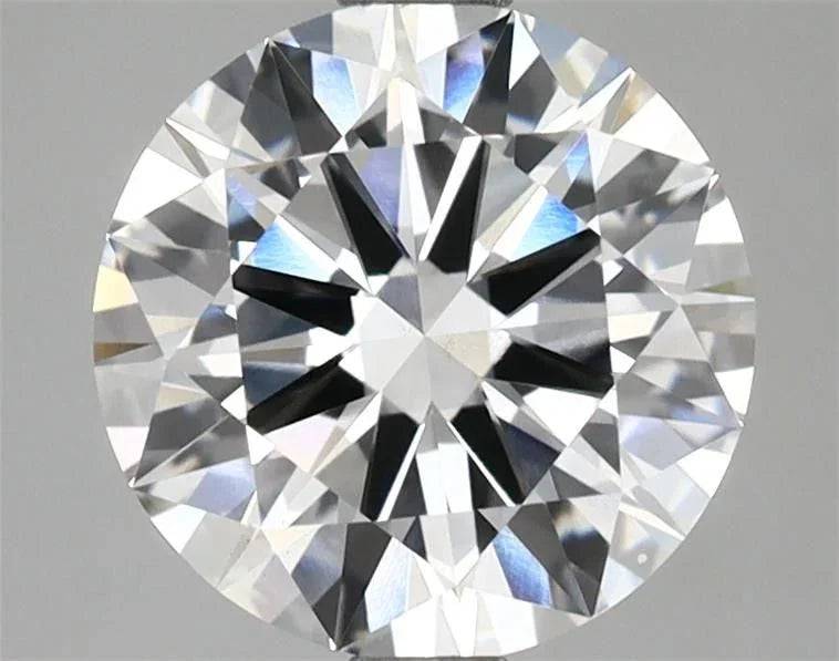 Runder, facettierter Diamant mit Brillantschliff auf grauem Hintergrund