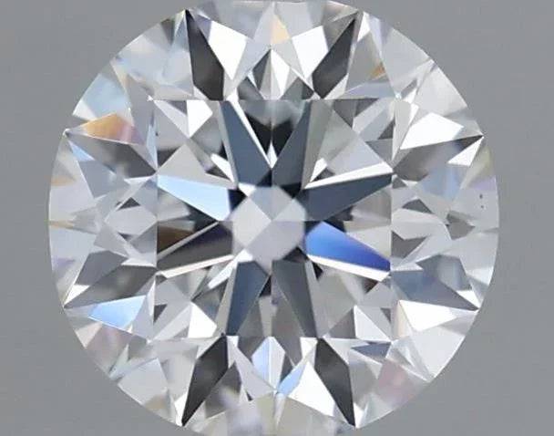 Runder, facettierter Diamant mit Brillantschliff, klar und funkelnd auf grauem Hintergrund