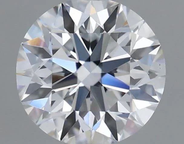 Runder, facettierter Diamant mit Brillantschliff, klar und funkelnd auf grauem Hintergrund
