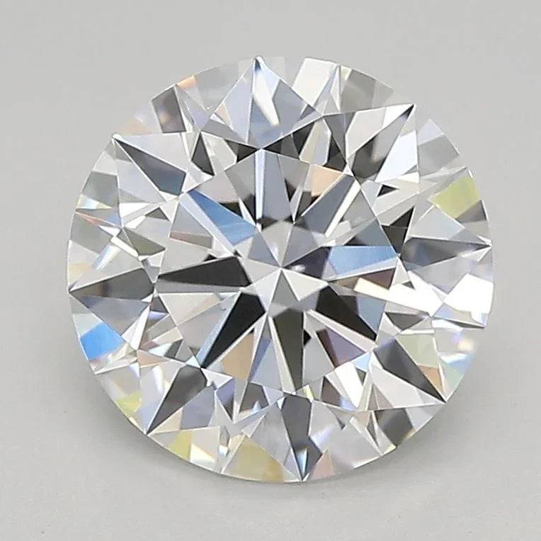 Runder, funkelnder Diamant mit Brillantschliff auf hellem Hintergrund, lose Edelstein
