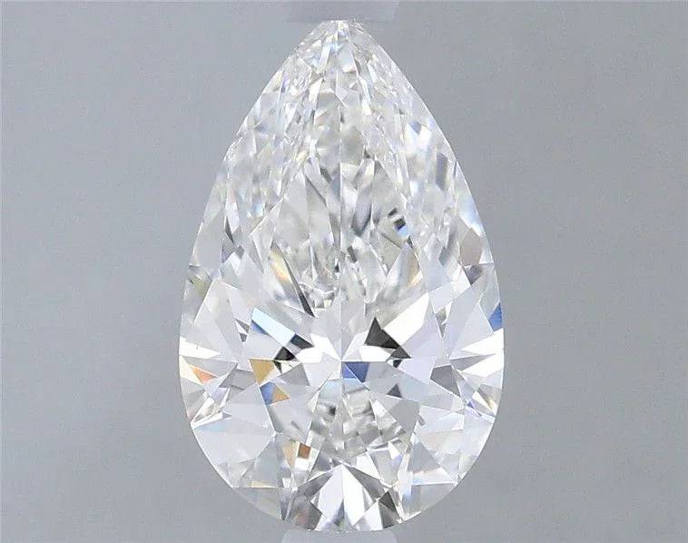 Tropfenförmiger Diamant mit Brillantschliff auf grauem Hintergrund, lose Edelstein