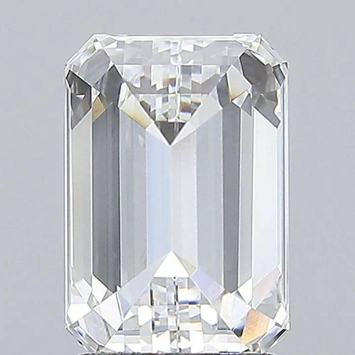 Rechteckiger Diamant im Emerald Cut, transparent, funkelnd auf neutralem Hintergrund