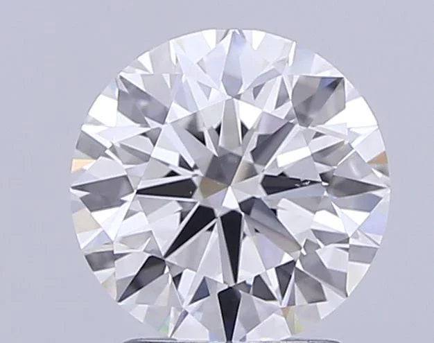 Runder, funkelnder Diamant im Brillantschliff auf hellem Hintergrund