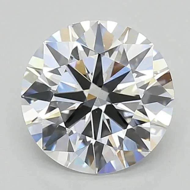 Runder Brillantschliff Diamant mit exzellentem Schliff und funkelnder Klarheit auf hellem Hintergrund
