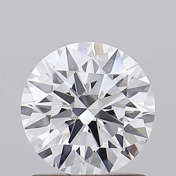 Runder, brillant geschliffener Diamant mit klarer Facettierung auf grauem Hintergrund