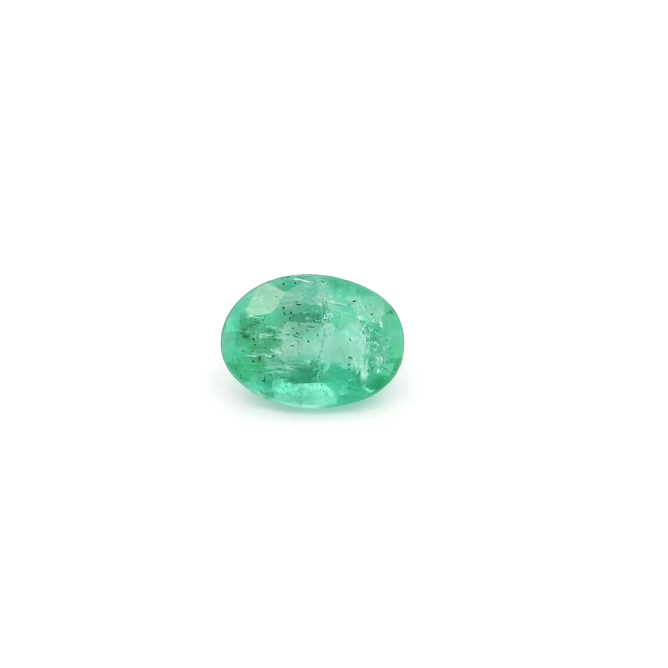 0,74ct ovaler natürlicher Smaragd, Farbe Grün, Reinheit mäßig, facettierter Schliff