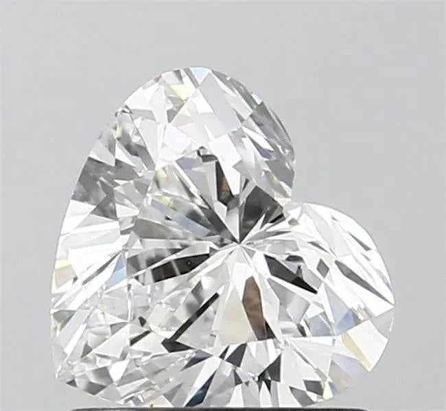 Herzförmiger Diamant, funkelnder loser Edelstein, klarer Facettenschliff