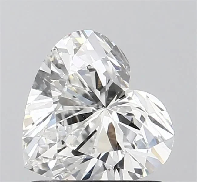 Herzförmiger Diamant, funkelnder loser Edelstein, klarer Facettenschliff