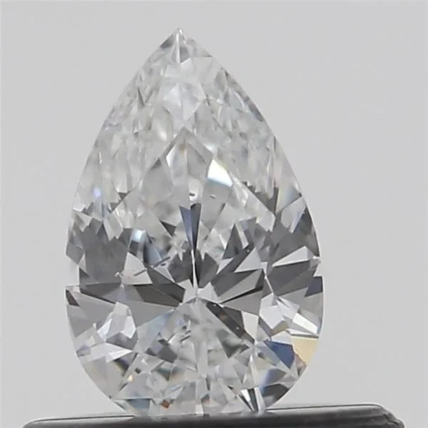 Diamant in Tropfenform, klar und facettenreich, lose Edelstein auf grauem Hintergrund