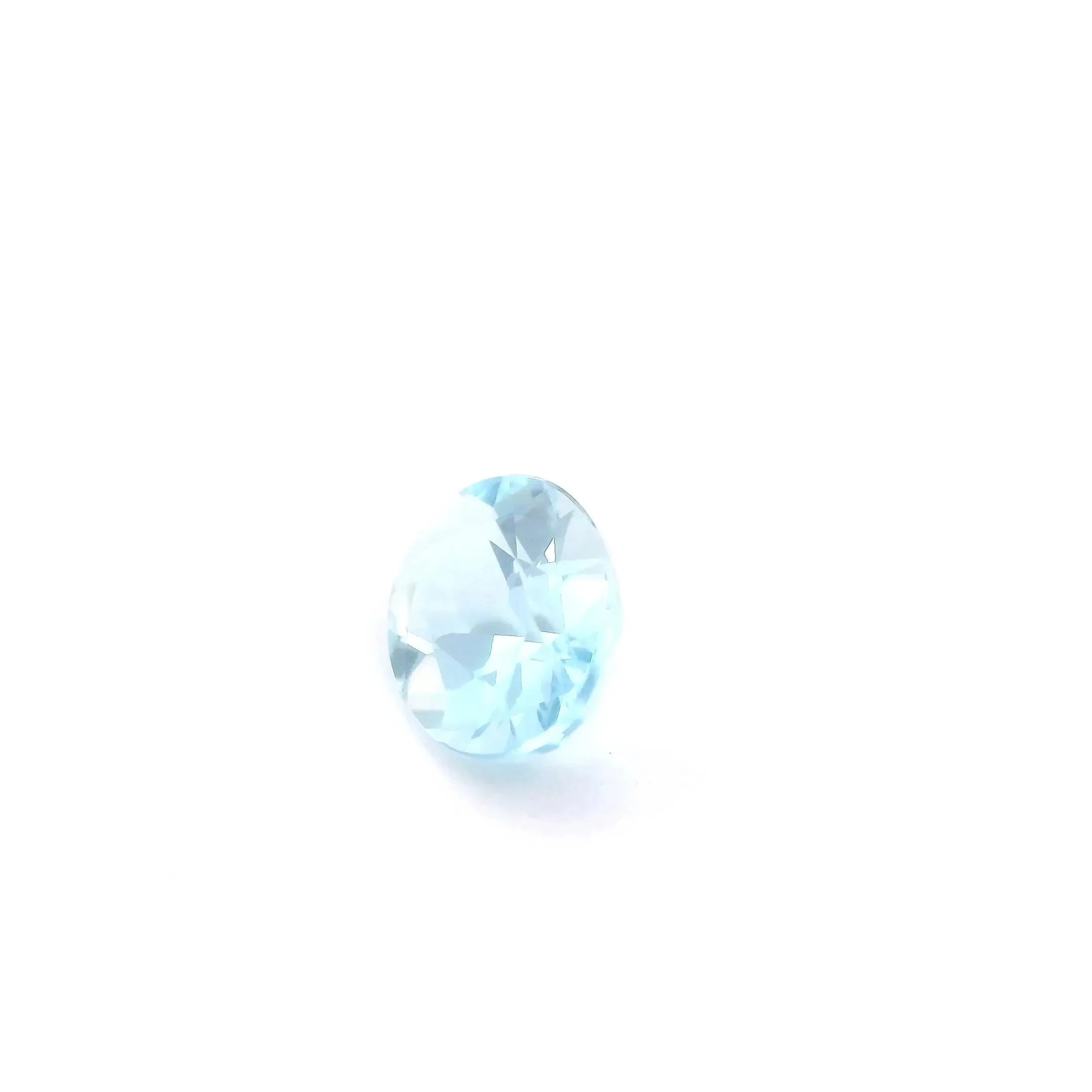 Runder, facettierter Aquamarin Edelstein mit hellem Blauton auf weißem Hintergrund
