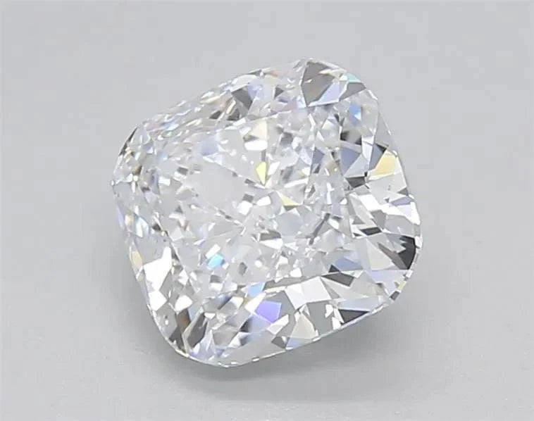 Kissenförmiger Diamant, lose, farblos, facettiert auf grauem Hintergrund, Edelstein