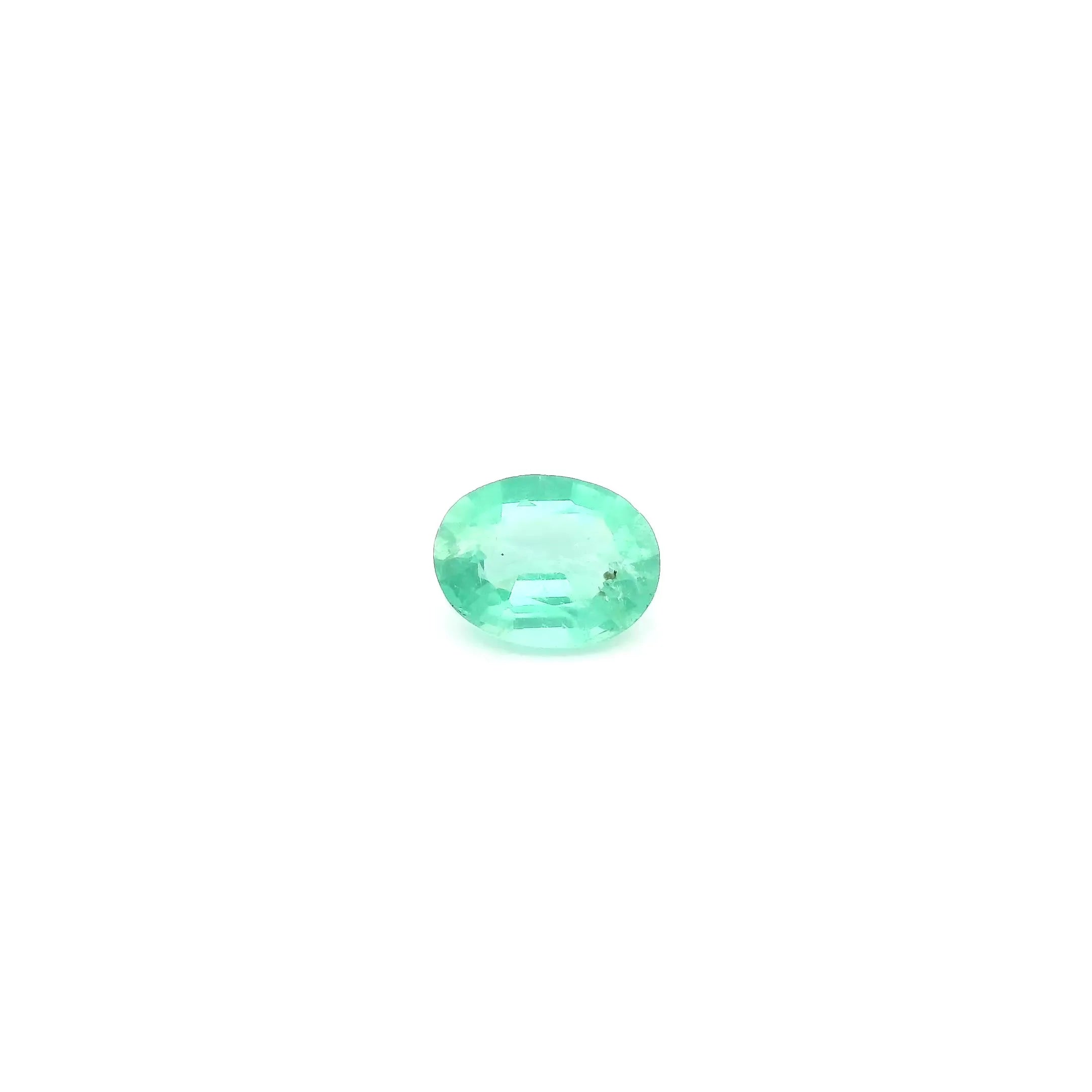 0,35 ct ovaler natürlicher Smaragd, Farbe Grün, Reinheit leicht eingeschlossen, facettierter Schliff